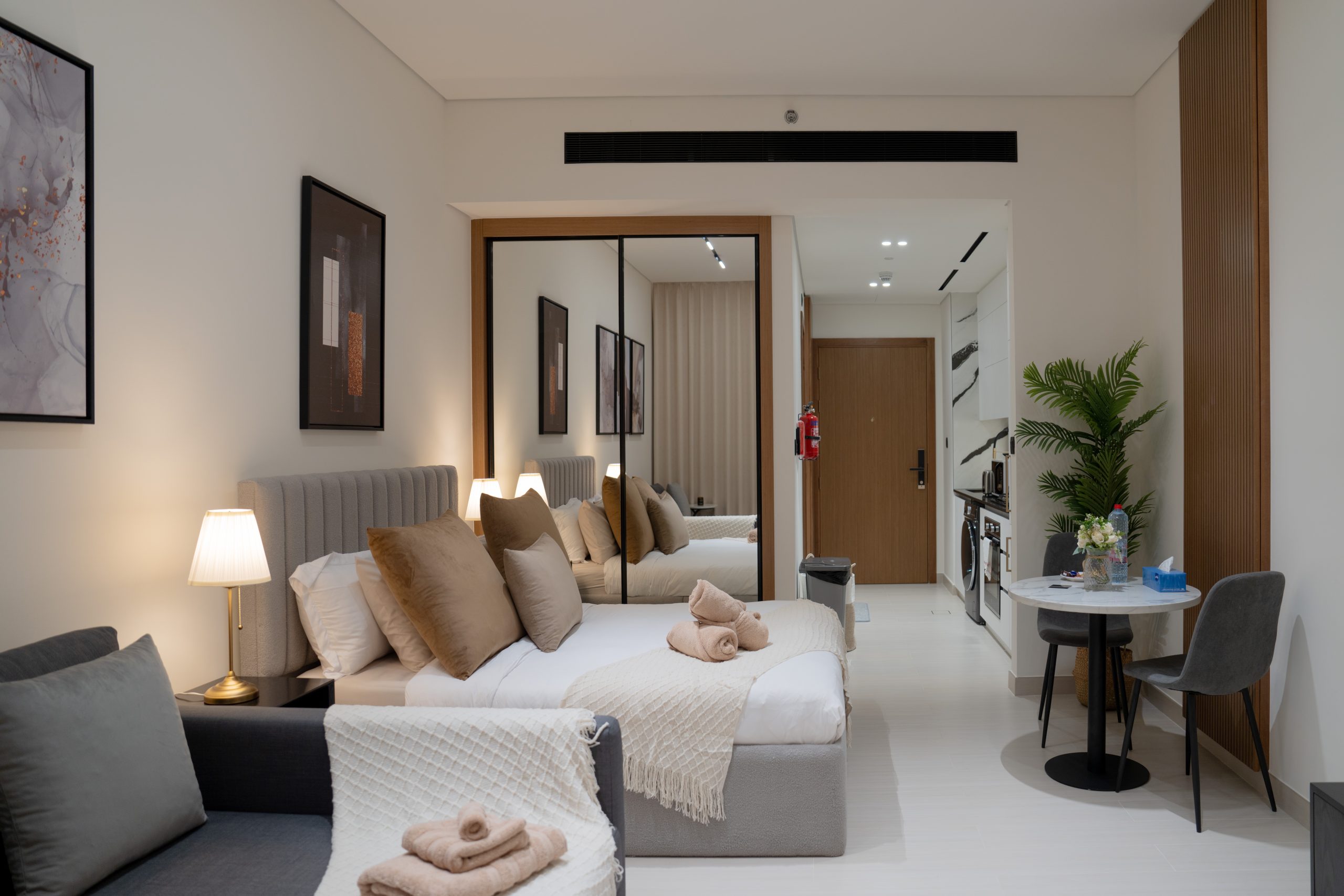 Central Lux Downtown 1 BR Apt 5 Min Walk from Dubai Mall