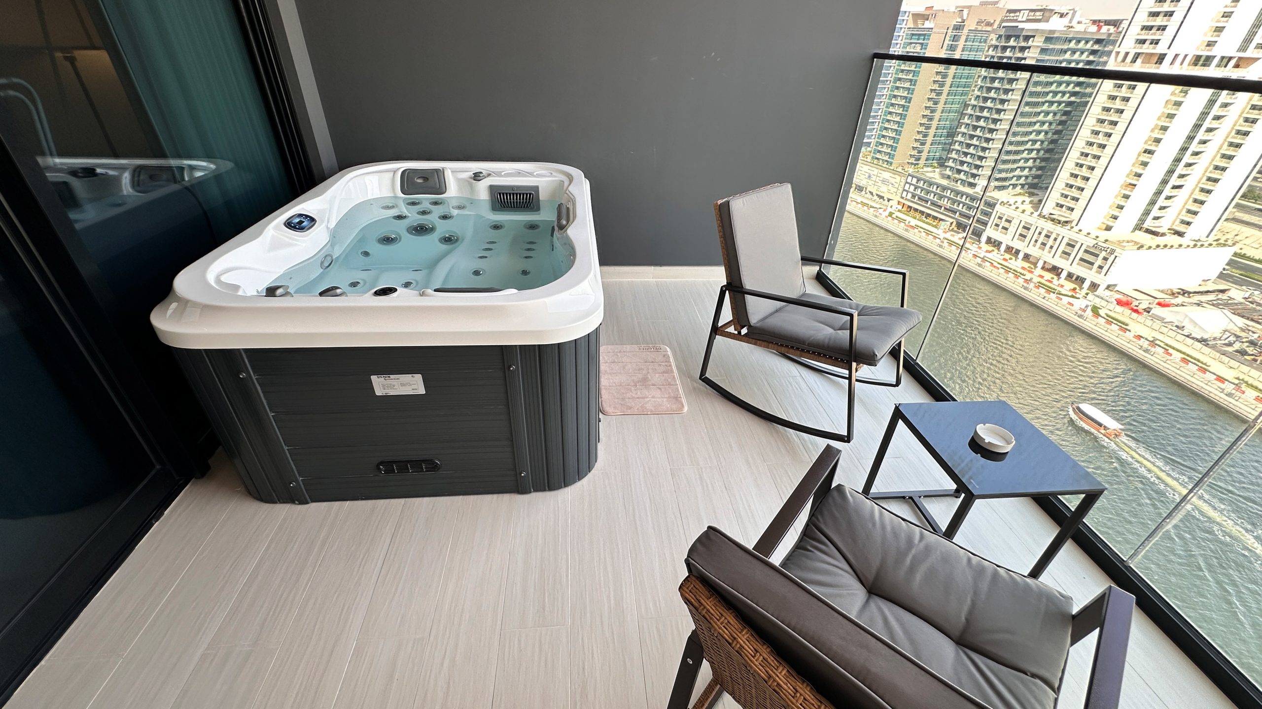 Central Lux Downtown 1 BR Apt 5 Min Walk from Dubai Mall