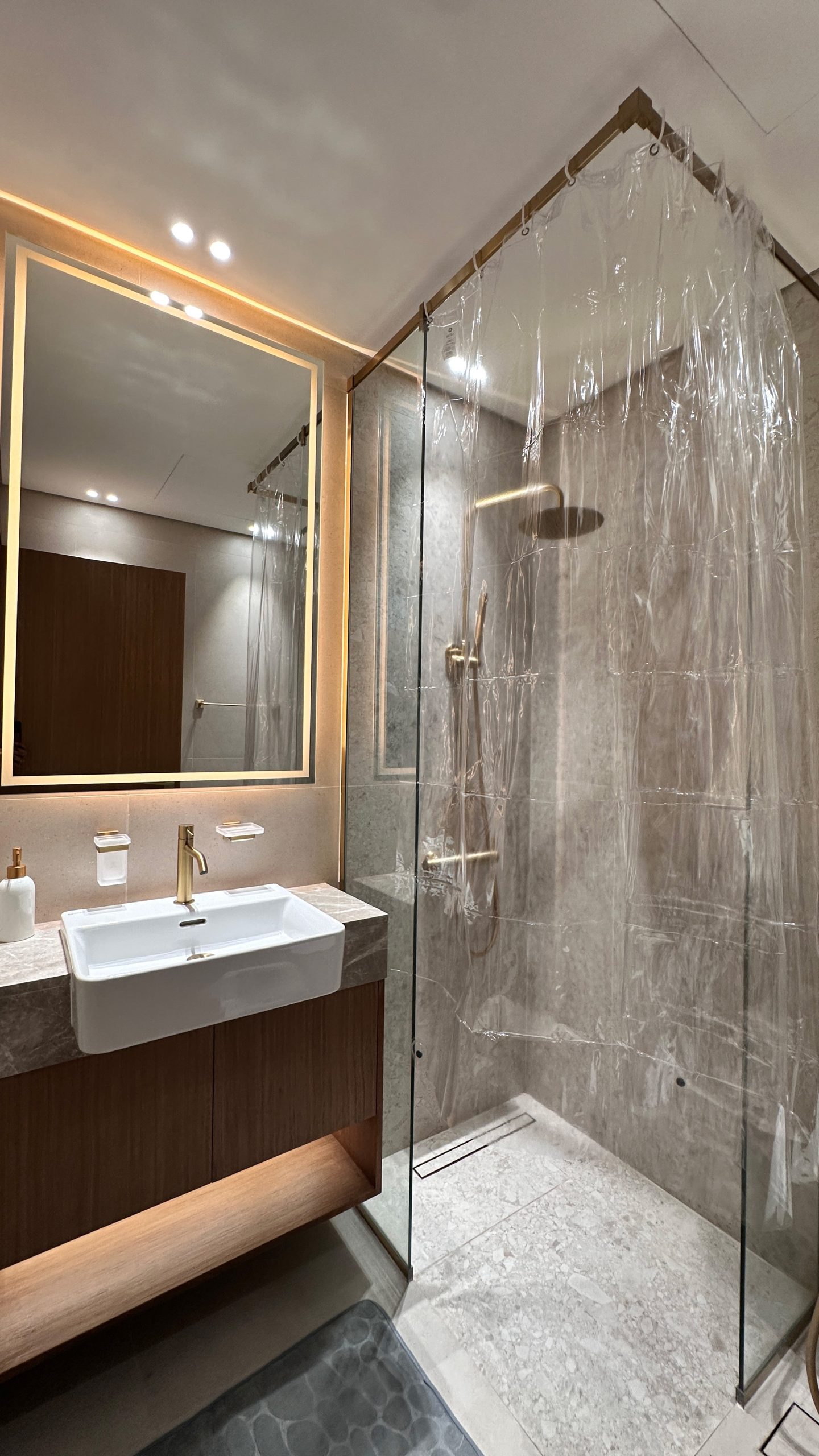 Central Lux Downtown 1 BR Apt 5 Min Walk from Dubai Mall