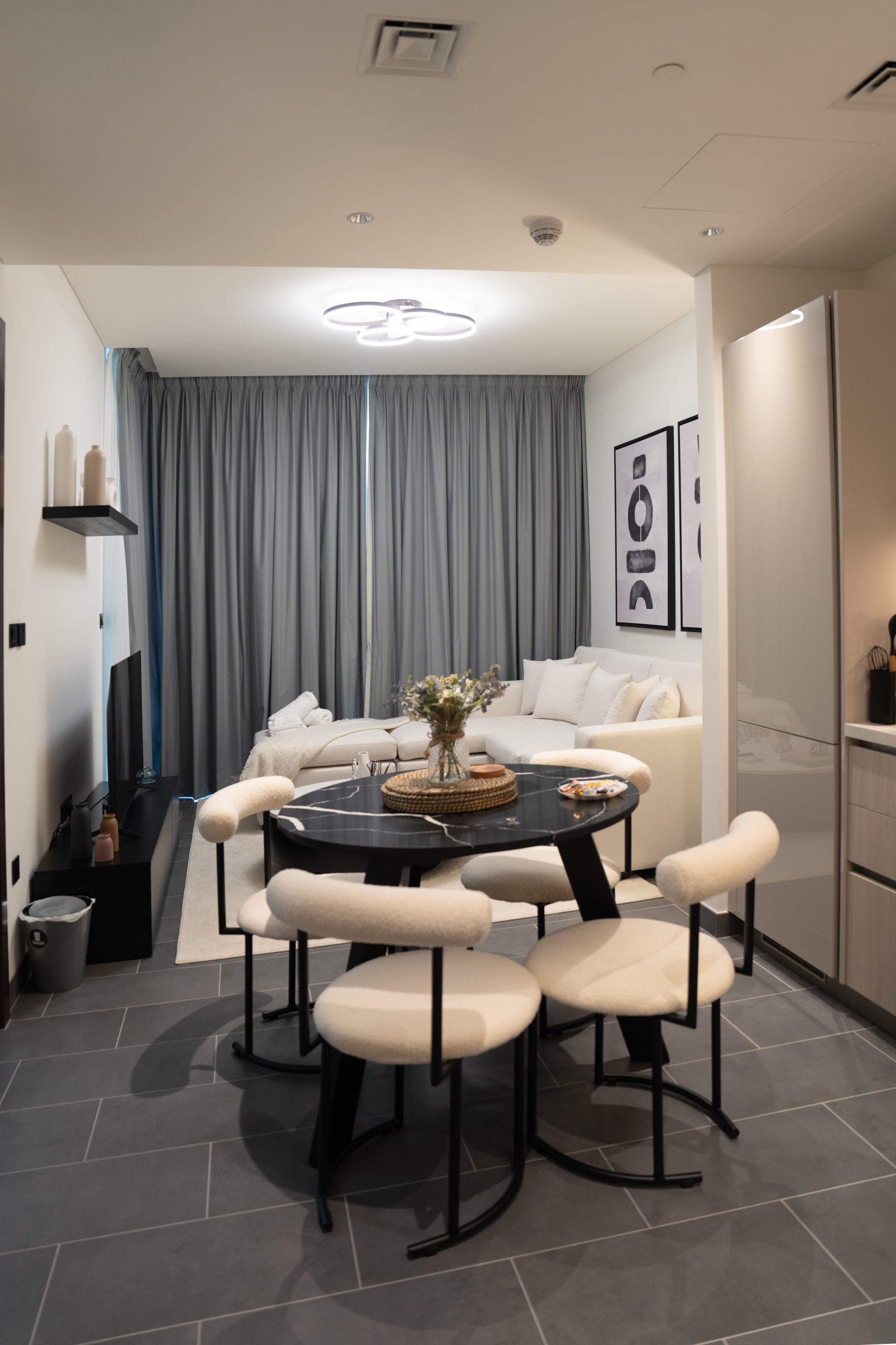 Central Lux Downtown 1 BR Apt 5 Min Walk from Dubai Mall