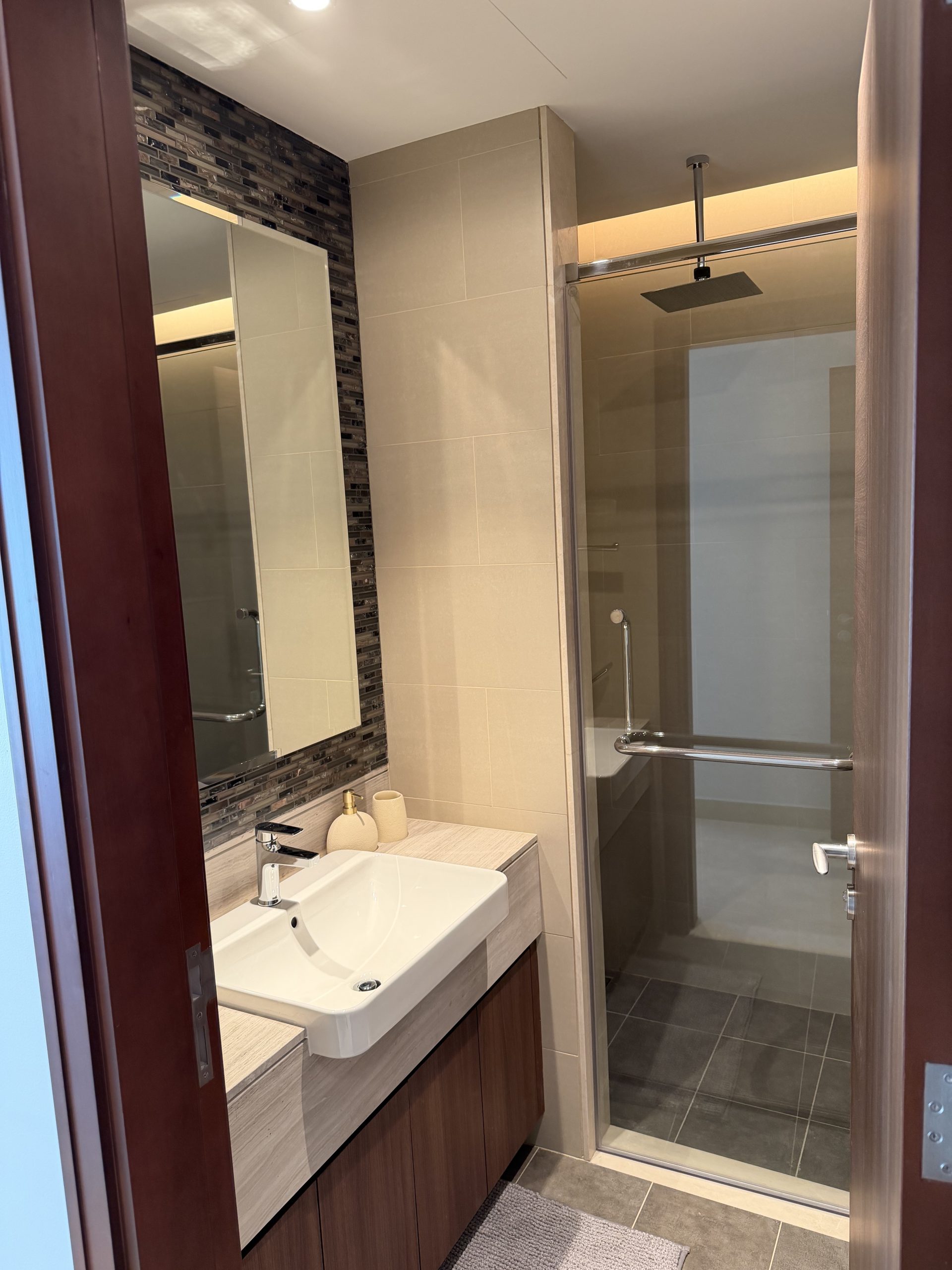 Central Lux Downtown 1 BR Apt 5 Min Walk from Dubai Mall