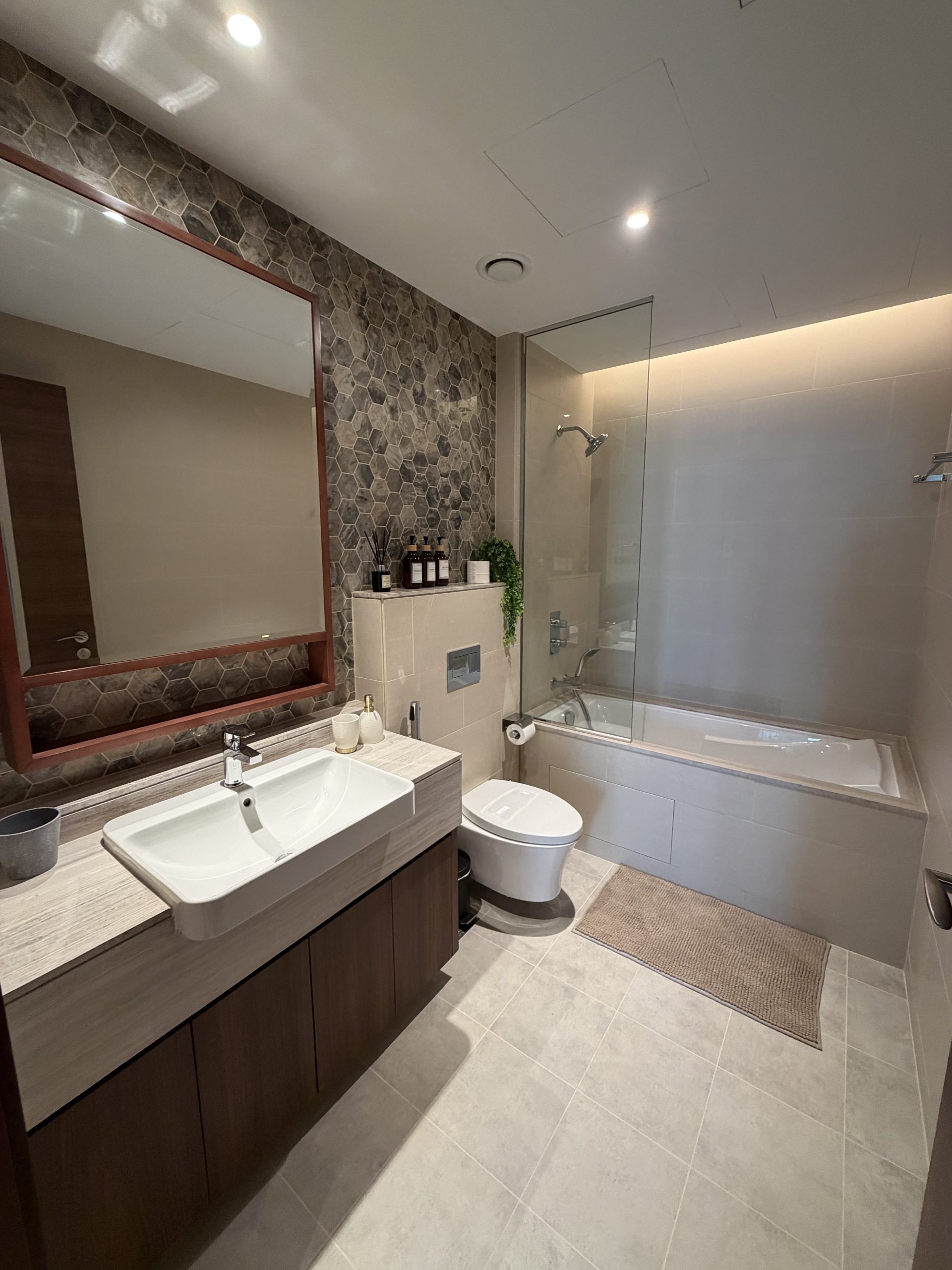 Central Lux Downtown 1 BR Apt 5 Min Walk from Dubai Mall